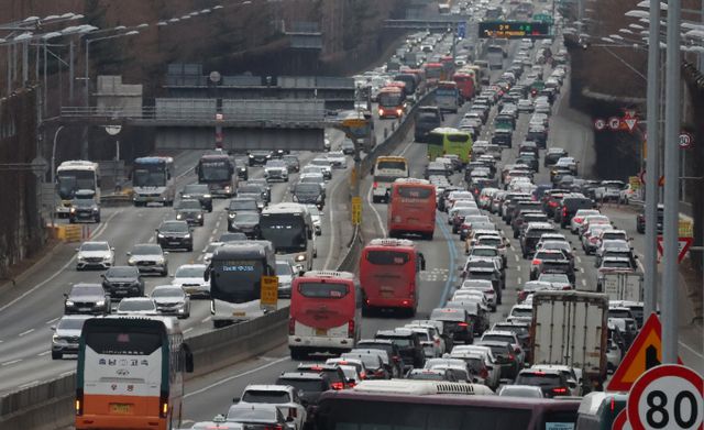 연휴 마지막 날인 6일 전국 고속도로가 평소보다 혼잡할 것으로 예축된다. 사진은 경부고속도로 잠원 나들목 인근 모습. /사진=뉴시스
