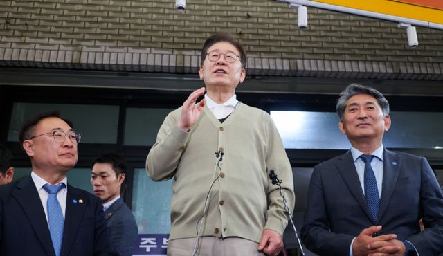 이재명 더불어민주당 대선 후보가 박정희 전 대통령의 부인 육영수 여사 피살 사건을 언급했다. 사진은 이 후보가 골목골목 경청투어 이틀차인 6일 오후 충북 영동군 영동중앙시장을 찾아 즉흥 연설을 하던 모습. /사진=뉴스1