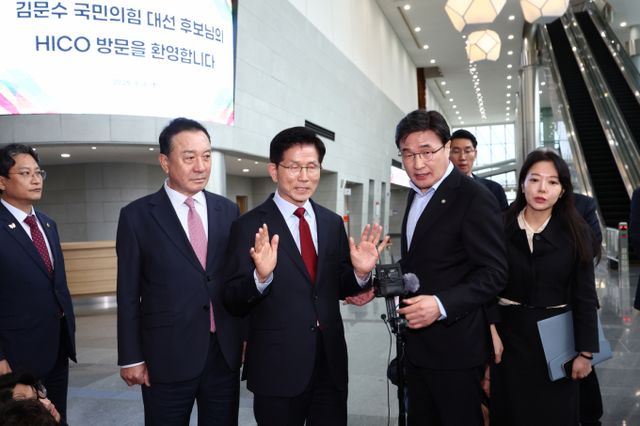 국민의힘 지도부가 김문수 대선 후보와의 단일화 일정 협의를 위해 김 후보가 유세하고 있는 대구로 향했다. 사진은 김문수 국민의힘 대통령 후보가 6일 경북 경주시 HICO(정상회의장) 미디어센터를 방문, 단일화 문제를 놓고 당 지도부와 갈등을 빚고 있는 김 후보를 설득하기 위해 내려온 같은당 엄태영(왼쪽 두번째) 김대식(오른쪽 두번째) 의원과 대화를 나누는 모습. /사진=뉴스1