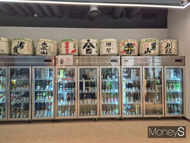 최근 사케가 수입주류 중에서 많은 주목을 받고 있다. 사진은 서울 성동구 성수동에 위치한 일본 주류 유통업체 니혼슈코리아 매장. /사진=김인영 기자