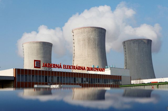 체코 법원이 한국수력원자력(한수원)의 원전 신규 건설을 위한 최종 계약서 서명을 하루 앞둔 지난 6일(이하 현지시각) 계약 서명에 제동을 걸었다. 사진은 2011년 3월15일 체코 두코바니 원자력발전소 냉각탑 모습. /사진=로이터