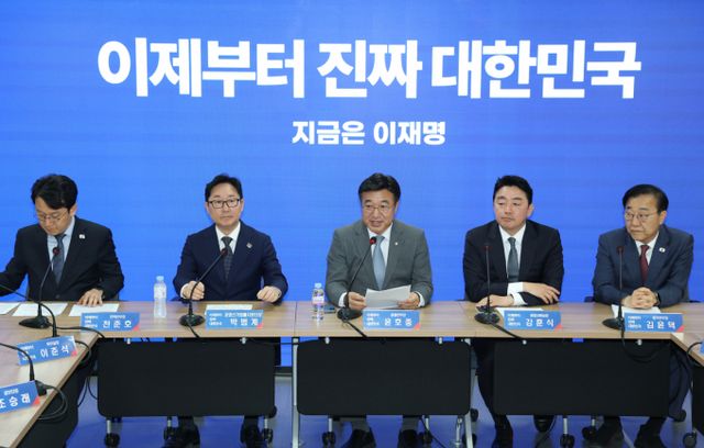 더불어민주당이 이재명 민주당 대선 후보의 선거법 위반 혐의를 유죄 취지로 파기환송한 대법원에 대해 강하게 반발하고 나섰다. 사진은 윤호중(가운데) 더불어민주당 선대위 총괄본부장이 6일 오전 서울 여의도 당사에서 열린 진짜 대한민국 중앙선거대책위원회 총괄본부장단 회의에서 발언하던 모습. /사진=뉴스1