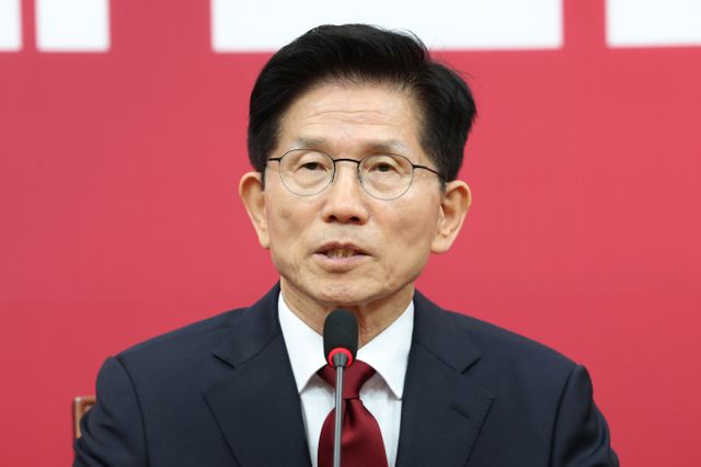 김문수 국민의힘 대통령 후보가 전국위원회와 전당대회 소집을 공고한 당 지도부에 대해 본인을 배제하고 있다고 주장했다. 사진은 지난 4일 국민의힘 선거대책위원회 회의에 참석했던 김 후보. /사진=뉴스1