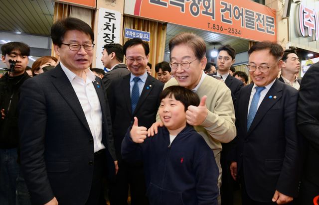 이재명 더불어민주당 대선 후보가 자신의 공직선거법 위반 사건을 유죄 취지로 파기환송한 대법원 판결을 "사법 살인"이라는 표현까지 동원해 비판했다. 사진은 민심을 청취하는 '경청 투어'에 나선 이재명 더불어민주당 대선후보가 6일 충북 증평군 장뜰시장에서 한 어린이와 만난 모습. /사진=공동취재단(뉴시스)