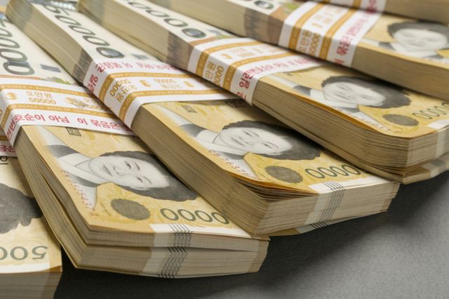 고객 예금 15억원을 20년 동안 빼돌린 전북 신협의 한 직원이 항소심 재판부에서도 1심과 같은 징역 4년6개월을 선고받았다. 사진 속 5만원권은 기사 내용과 관련 없음. /사진=이미지투데이