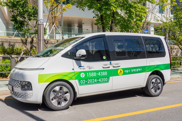 7일 서울시가 장애인콜택시의 수를 늘려 연말까지 전국 유일 법정기준 대비 150%를 달성할 계획이라고 밝혔다. 사진은 주차돼있는 서울시 장애인콜택시의 모습. /사진제공=서울시