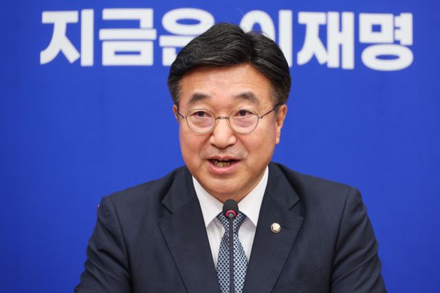 윤호중 더불어민주당 중앙선거대책위원회 총괄본부장이 이재명 대통령 후보의 공직선거법 위반 사건을 유죄 취지로 파기환송한 대법원을 비판했다.사진은 윤 총괄선거대책본부장이 지난 5일 오전 서울 여의도 국회에서 열린 기자간담회에 참석해 모두발언을 하던 모습. /사진=뉴스1