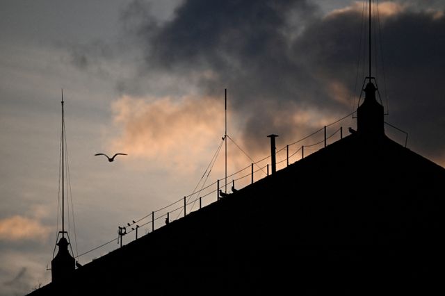 바티칸 교황청이 '콘클라베'를 앞두고 통신 신호 차단에 착수한다. 사진은 지난 5일(현지시각) 바티칸 시스티나 성당 지붕의 굴뚝 뒤로 해가 지던 모습. /사진=로이터