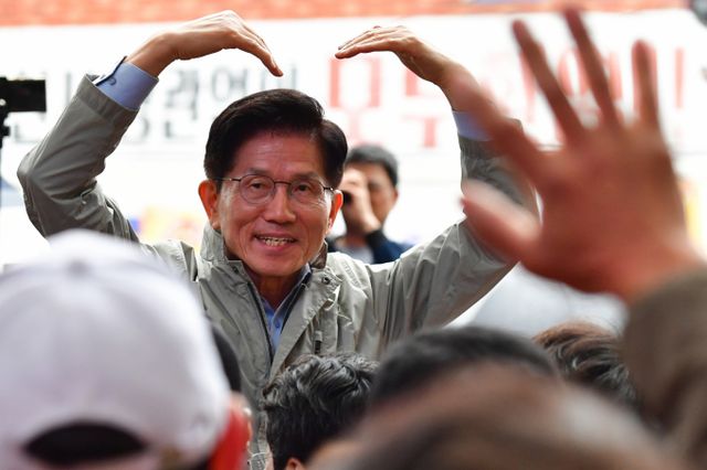 무소속 대선 예비후보로 등록한 한덕수 전 국무총리와 김문수 국민의힘 대선 후보의회동이 불발됐다. 사진은 김 후보가 6일 경북 포항시 죽도시장에서 자신을 연호하는 지지자들에게 화답하던 모습. /사진=뉴스1