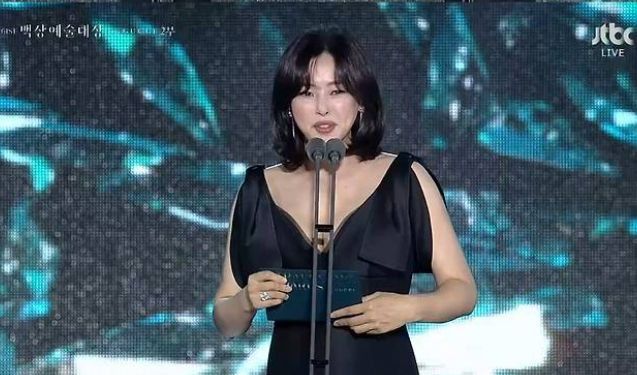 배우 이하늬가 둘째 임신 이후 첫 공식석상에 나서며 화제를 모았다. /사진=JTBC 캡처