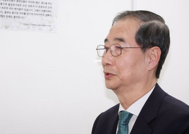 무소속 한덕수 대통령선거 예비후보가 6일 서울 중구의 한 호텔에서 열리는 관훈토론회에 참석한 뒤 이낙연 새미래민주당 상임고문과 회동한다. 사진은 한 예비후보가 지난 5일 서울 종로구의 한 식당에서 손학규 전 민주당 대표와 만찬 회동을 갖고 인사말을 하던 모습. /사진=공동취재단(뉴스1)