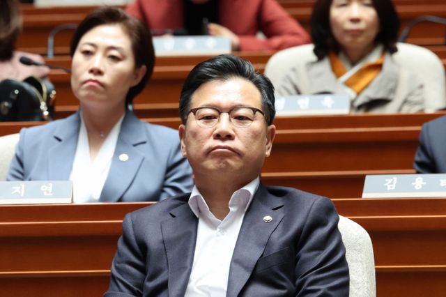 이양수 국민의힘 사무총장이 "당 단일화추진본부가 6일 오전 10시에 1차 회의를 열고자 했지만 김문수 국민의힘 대선 후보 측이 불참해 회의가 열리지 않았다"고 밝혔다. 사진은 이 사무총장이 지난 5일 서울 여의도 국회에서 열린 의원총회에 참석해 권성동 원내대표의 발언을 경청하던 모습. /사진=뉴시스