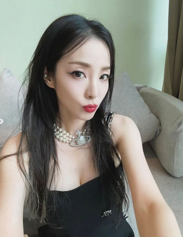 그룹 2NE1 멤버 산다라박이 세련된 스타일링을 선보이며 몸매를 자랑했다. 사진은 블랙 미니드레스를 입은 산다라박. /사진=산다라박 인스타그램 캡처