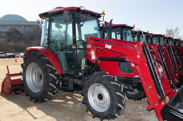 남편이 몰던 농기계에 60대 아내가 치여 숨졌다. 사진은 기사의 이해를 돕기 위한 트랙터 자료 사진. /사진=뉴스1