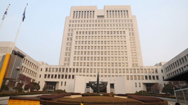 7일 대법원이 적법한 수입신고 절차 없이 물품을 수입하는 과정에 관여한 구매대행업자의 경우 수입 화주가 아니더라도 밀수입죄로 처벌할 수 있다고 판결했다. 사진은 서울 서초구 대법원 청사 전경 . /사진=뉴시스