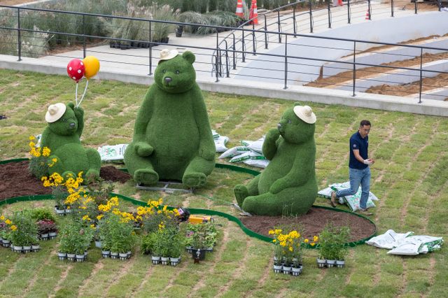 서울식물원에 설치된 곰 세 마리 조형물이 "저출생을 조장한다"는 민원에 따라 철거된다. /사진=뉴스1