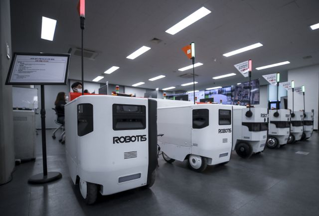 로봇솔루션 전문기업 '로보티즈'가 매출 불균형에 따른 적자 해소를 위해 실적이 부진한 자율주행사업 부분을 물적분할 형태로 떼어낸다. 사진은 로보티즈의 자율주행로봇 개미. /사진=뉴시스