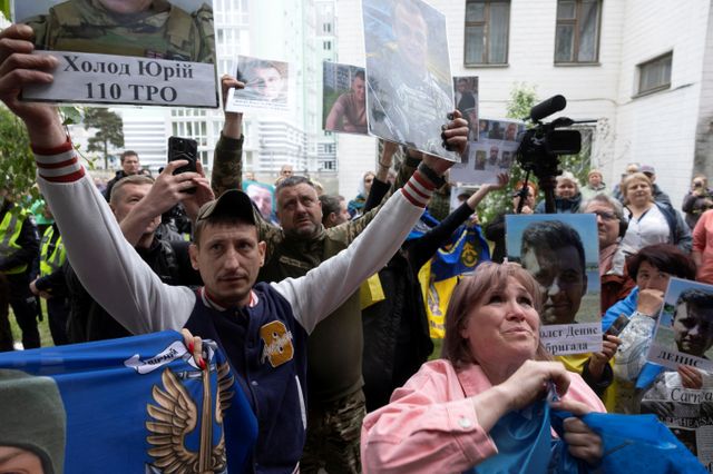 러시아와 우크라이나가 지난 6일(이하 현지시각) 아랍에미리트 중재로 포로 205명을 교환했다. 사진은 지난 6일 우크라이나에서 전쟁 포로를 기다리고 있는 가족들의 모습. /사진=로이터