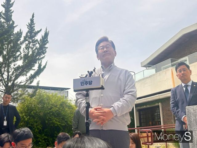 이재명 더불어민주당 대선 후보가 서울고등법원이 자신의 공직선거법 위반 사건 파기환송심 재판 일정을 대선 이후인 다음 달 18일로 연기한 데 대해 "헌법정신에 따른 당연한 결정"이라고 평가했다. 사진은 이 후보가 7일 오후 전북 전주에서 기자들과의 질의응답하는 모습. /사진=김성아 기자