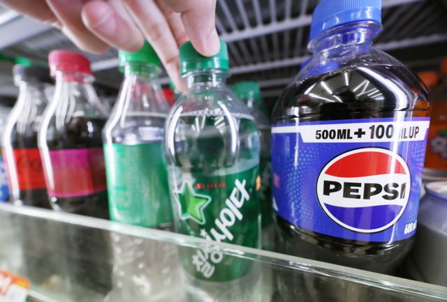  롯데칠성음료가 올해 1분기 연결 기준 매출 9103억원, 영업이익 250억원을 올렸다. 각각 지난해 같은 기간보다 2.8%, 31.9% 출어든 수치다. 내수 소비 둔화와 원재료비 상승이 실적 부진의 원인으로 꼽힌다. /사진=뉴시스