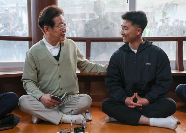 이재명 더불어민주당 대통령 후보가 콘텐츠 산업의 현장 목소리를 직접 듣고 문화강국 대한민국의 미래 비전을 함께 논의하기 위해 콘텐츠 창작자들과 만난다. 사진은 이재명 더불어민주당 대통령 후보가 골목골목 경청투어 이틀차인 지난 6일 오후 전북 장수군 오옥마을을 찾아 '국내 최연소 이장(1998년생)' 정민수 씨를 비롯한 마을주민들과 간담회를 하고 있는 모습. /사진=뉴스1