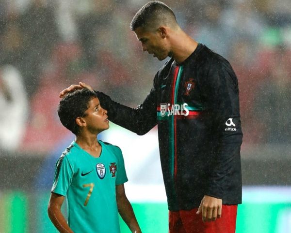 크리스티아누 호날두의 장남 크리스티아누 호날두 주니어가 포르투갈 15세 이하 축구대표팀에 발탁됐다. 사진은 호날두 주니어와 호날두의 모습. /사진=호날두 인스타그램 캡처