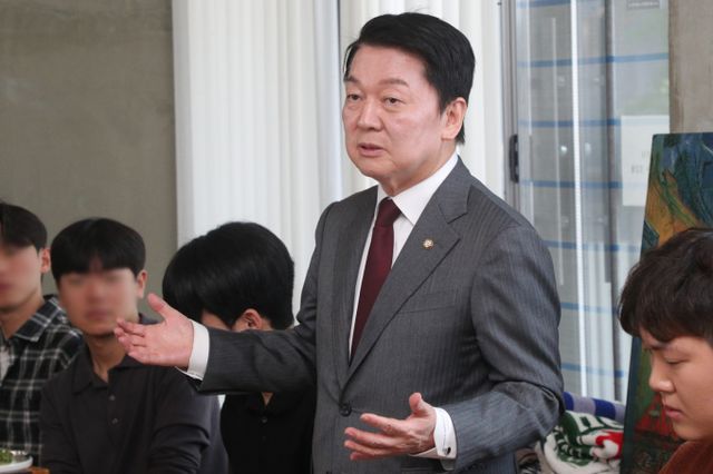 안철수 국민의힘 의원이 7일 당 지도부를 비판했다. 사진은 지난달 28일 충북 청주 한 카페에서 대학생과 간담회를 진행하는 안 의원. /사진=뉴스1