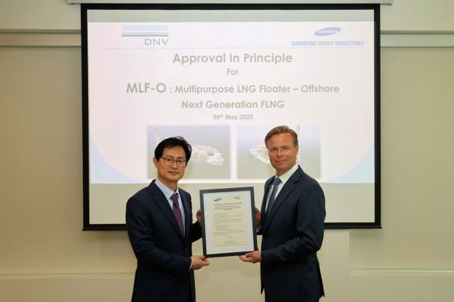 장해기(왼쪽) 삼성중공업 기술개발본부장(부사장)이 지난 5일(현지시각) 미국 휴스턴에서 열린 해양기술 박람회(OTC 2025)에서 토르게이르 스테리(Torgeir Sterri) DNV 수석 부사장으로부터 MLF-O 기본 인증서를 받았다. /사진=삼성중공업