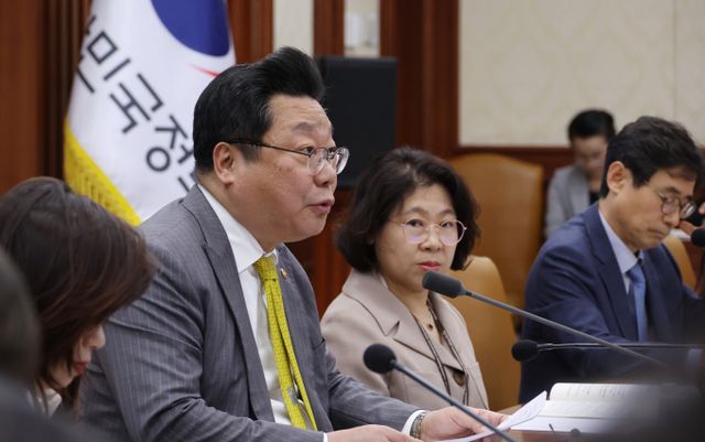 저출산고령사회위원회가 가정의 달을 맞이해 일·가정 양립 기업 문화를 확산하기 위해 우수 출산·양육 지원제도 사례를 소개했다. 사진은 지난달 29일 서울 종로구 정부서울청사에서 열린 제11차 인구비상대책회의에서 주형환 저출산고령사회위원회 부위원장이 발언하고 있는 모습 /사진= 뉴시스