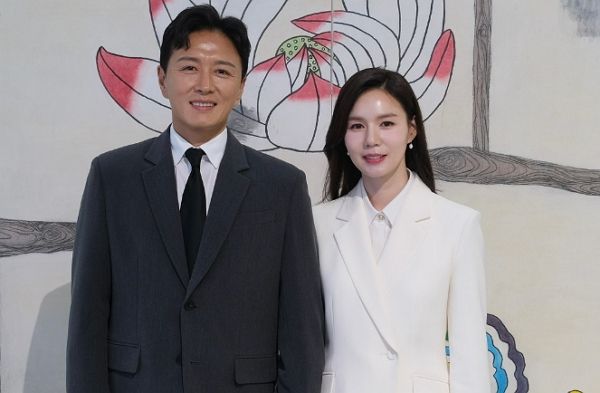 배우 진태현이 갑상선암 진단 소식을 전했다. 사진은 진태현과(왼쪽) 아내 배우 박시은의 모습. /사진=진태현 인스타그램 캡처