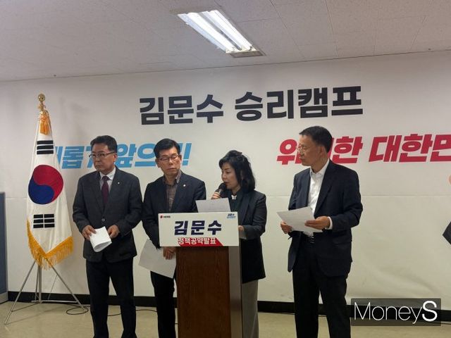 국민의힘 원외 당협위원장들이 7일 긴급 성명을 내고 당 지도부의 '단일화 압박'에 반발했다. 이들은 이날 전국위원회 및 전당대회 강행을 막기 위해 법원에 가처분을 신청했다고 밝혔다. /사진=김서연 기자 