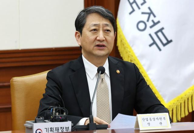 안덕근 산업통상자원부 장관이 체코 법원 원전 계약 금지 가처분 결정에 대해 불가피하게 연기될 수밖에 없었다고 밝혔다. 사진은 안 장관이 지난 1일 서울 종로구 정부서울청사에서 열린 경제관계장관회의 겸 산업경쟁력강화 관계장관회의에서 발언하는 모습. /사진=뉴스1