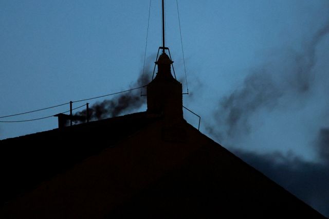 제267대 교황을 선출하는 '콘클라베' 첫 투표에서 새 교황이 선출 불발됐다.사진은 지난7일(현지시각) 바티칸 시스티나 성당의 굴뚝에서 검은 연기가 피어오르고 있는 전경. /사진=로이터