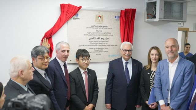 코이카가 6일(현지시간) 팔레스타인 요르단강 서안지구 라말라에 위치한 재활치료센터에서 우리 정부가 지원한 팔레스타인 라말라, 쿼바티야 두 개 지역 ‘재활치료센터’ 개소식을 개최했다. 개소식에서 김민종 코이카 팔레스타인 사무소장(왼쪽 두번째부터), 와엘 알 셰이크 팔레스타인 보건부 차관, 고영걸 주팔레스타인 대한민국 대표사무소장, 마지드 아부 라마단 팔레스타인 보건부 장관, 카루나 헤르만 유엔 프로젝트 조달기구 예루살렘 사무소장, 리처드 피퍼콘 WHO 팔레스타인 사무소장 등 주요 인사가 기념사진을 촬영하고 있다. /사진=코이카