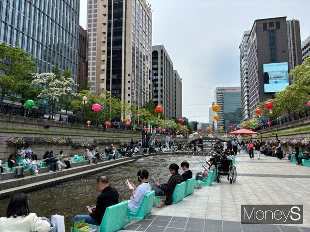 서울 야외도서관이 올해로 개장한지 4년차를 맞이했다. 사진은 청계천 야외도서관에서 책을 읽는 시민들의 모습. /사진=박은서 기자