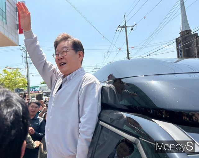 서울고등법원이 이재명 더불어민주당 대선 후보의 공직선거법 위반 사건 파기환송심 첫 공판기일을 대선 이후인 다음달 18일로 연기했다. 사진은 7일 전북 임실전통시장을 방문한 이재명 더불어민주당 대선 후보가 지지자들에게 인사하는 모습. /사진=김성아 기자