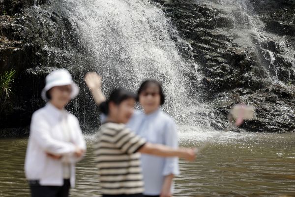 8일 전국 대부분 맑고 포근한 날씨가 이어진다. 사진은 서울 서대문구 홍제폭포 앞에서 시민들이 기념사진을 찍는 모습. /사진=뉴시스