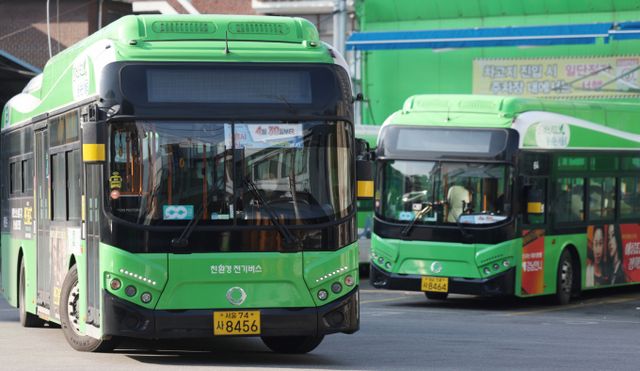 7일 서울시가 버스 안에 살균·정화 기기를 설치해 감염병 확산을 예방한다고 밝혔다. 사진은 서울 시내버스의 모습. /사진=뉴시스