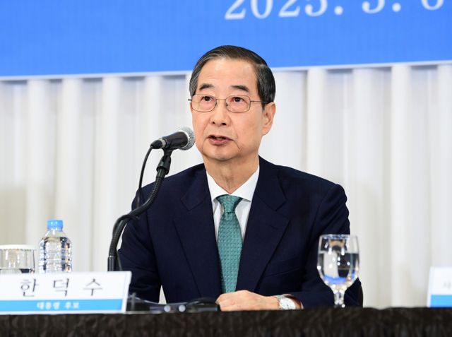 한덕수 대선 후보가 제1호공약으로 '부총리급 AI혁신전략부' 신설을 발표했다. 한덕수 무소속 대통령선거 예비후보가 지난 6일 오전 서울 중구 코리아나 호텔에서 열린 관훈토론회에 참석해 기조연설을 하고 있는 모습. /사진=국회사진 기자단