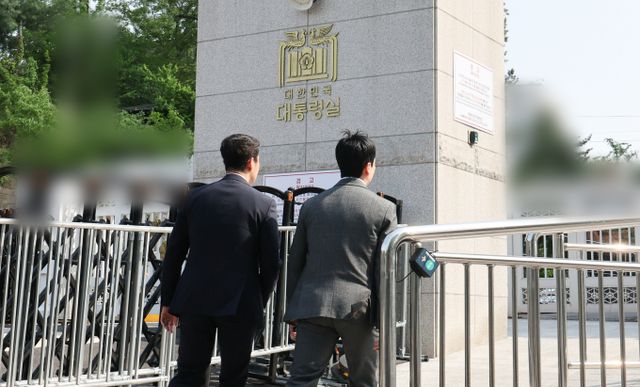 고위공직자범죄수사처(공수처)가 해병대원 순직사건 수사외압 의혹과 관련해 국가안보실과 대통령비서실에 대한 강제수사 나섰다. 강제수사는 7시간30분여만에 집행 중지됐다. 사진은 공수처 수사관들이 대통령비서실과 국가안보실에 대한 압수수색을 시도하기 위해 7일 서울 용산구 대통령실 민원실 출입구로 들어서는 모습. /사진=뉴스1