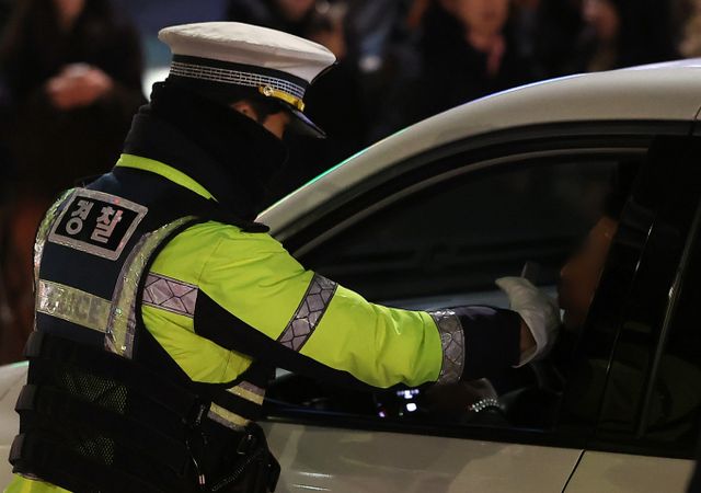 법원이 음주단속 검문을 피해 도망을 가다 순찰차 등 차량 4대를 들이받는 사고를 낸 남성에게 징역형 집행유예를 선고했다. 사진은 지난해 12월3일 서울 관악경찰서 교통안전계 경찰이 서울 관악구 한 도로에서 음주·약물운전 특별단속을 하는 모습. 해당 기사와 상관없음. /사진=뉴스1