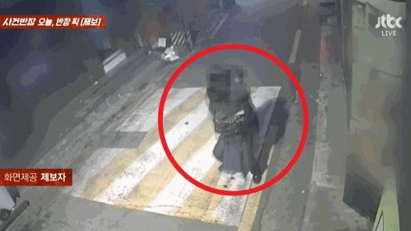 한 커플이 길거리에서 애정표현을 하다 넘어져 숙박업소 유리창을 깨고 도주한 사연이 전해졌다. 사진은 지난 6일 새벽 한 커플이 길거리에서 애정행각을 벌이는 모습. /사진=JTBC '사건반장' 캡처