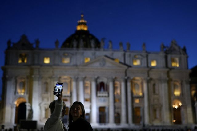 차기 교황 선출을 위한 추기경단의 회의가 7일(이하 현지시각) 바티칸 시스티나 성당에서 진행된다. 사진은 지난 6일 콘클라베를 앞둔 성 베드로 대성당의 모습. /사진=로이터