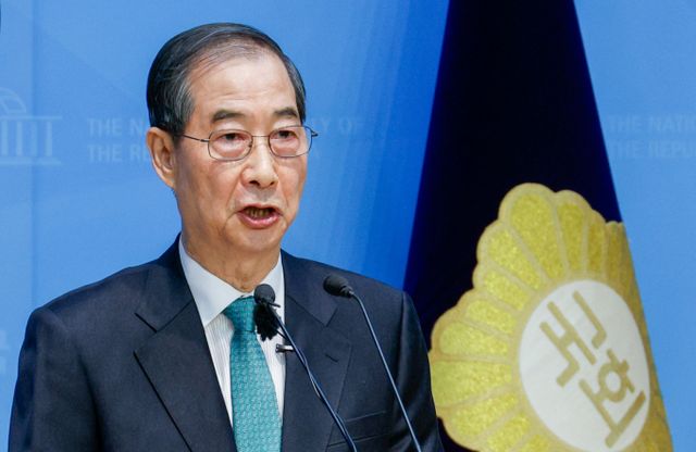 한덕수 전 국무총리가 2일 오전 서울 여의도 국회 소통관에서 '국민께 드리는 약속'을 주제로 제21대 대통령 선거 출마를 선언하고 있다. /사진=뉴스1