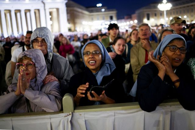 267대 교황을 선출하는 '콘클라베' 첫 투표에서 새 교황이 선출 불발됐다.사진은 지난7일(현지시각) 콘클라베 첫날 성 베드로 광장에 모인 사람들이 바티칸 시스티나 성당 굴뚝을 바라보는 모습. /사진=로이터