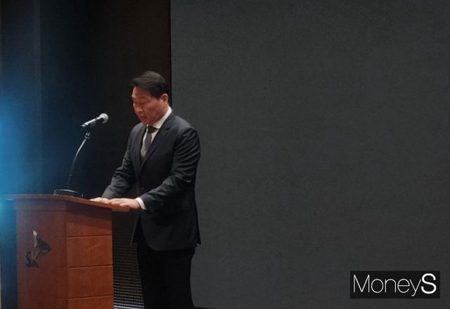  최태원 SK그룹 회장이 7일 서울 을지로 SKT타워 사이버 침해 사고 관련 기자간담회에 참석해 대국민 사과했다. /사진=양진원 기자