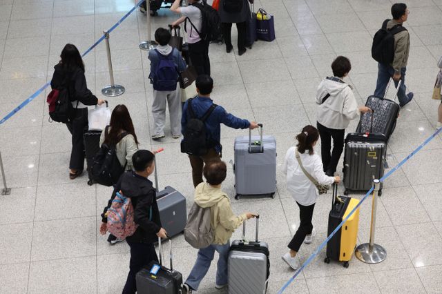 올해 국내 홍역 환자가 52명 발생한 가운데 이 중 36명(69.2%)이 해외여행 중 감염돼 국내 입국 후 확진된 것으로 조사됐다. 사진은 지난 6일 인천국제공항 1터미널에서 여행객이 이동하는 모습 /사진=뉴시스