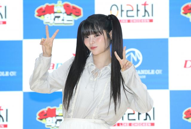 걸그룹 '피프티피프티' 멤버 키나가 건강상 이유로 새 앨범 활동에서 빠졌다. 사진은 키나가 지난해 10월8일 경기 화성시 안용중학교에서 진행된 웹예능 ‘오늘 우리 학교는 시즌3’(오우학3)에 출연해 포즈를 취한 모습. /사진=뉴스1