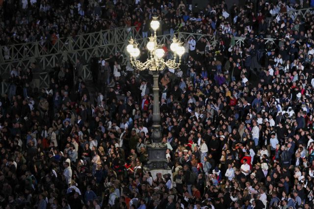 2267대 교황을 선출하는 '콘클라베' 첫 투표에서 새 교황이 선출 불발됐다.사진은 지난7일(현지시각) 콘클라베 첫날 성 베드로 광장에 모인 사람들이 바티칸 시스티나 성당 굴뚝을 바라보는 모습. /사진=로이터/사진=로이터