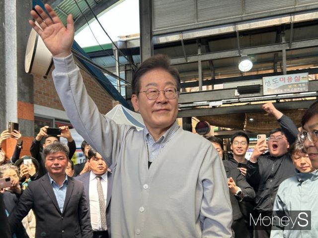 이재명 더불어민주당 대선 후보에 대한 '공직선거법 위반' 파기환송심에 이어 '대장동 배임 및 성남FC 뇌물 의혹' 재판도 대선 이후로 미뤄졌다. 사진은 이재명 더불어민주당 대선 후보가 7일 전북서 즉흥연설에 나선 모습. /사진=김성아 기자